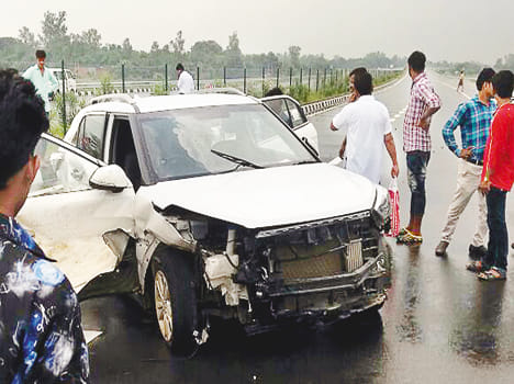The four tires of the car broke, two daughters of the principal secretary