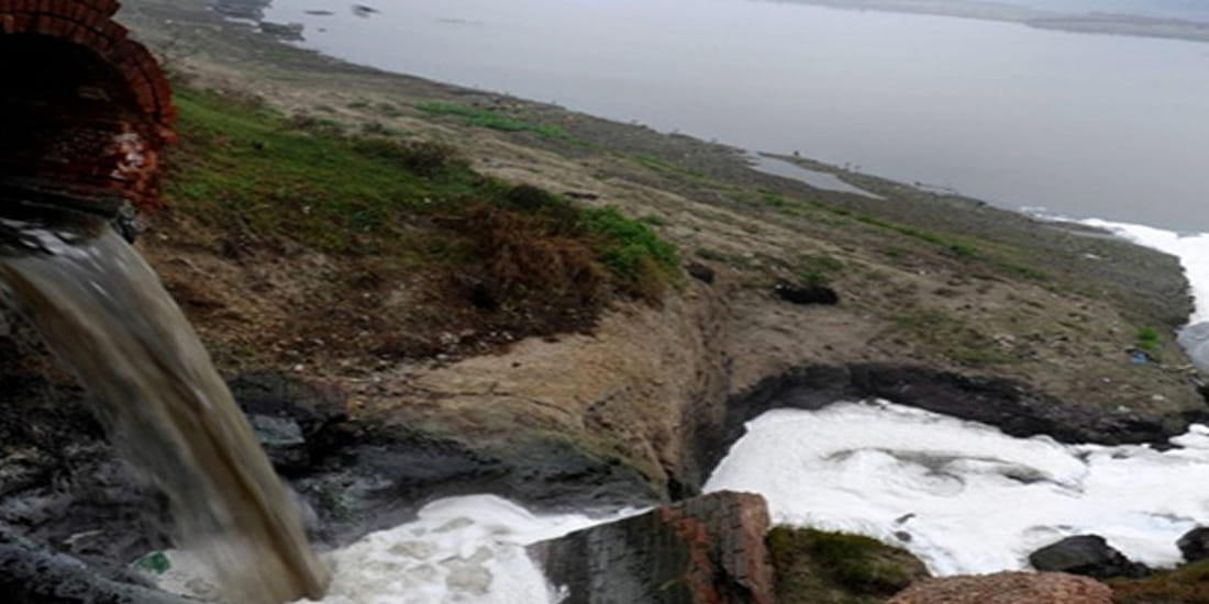 NGT team trampled to see the drainage falling in the Ganga river