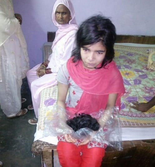 Four girls, including three girls, stirred with a peak cutting
