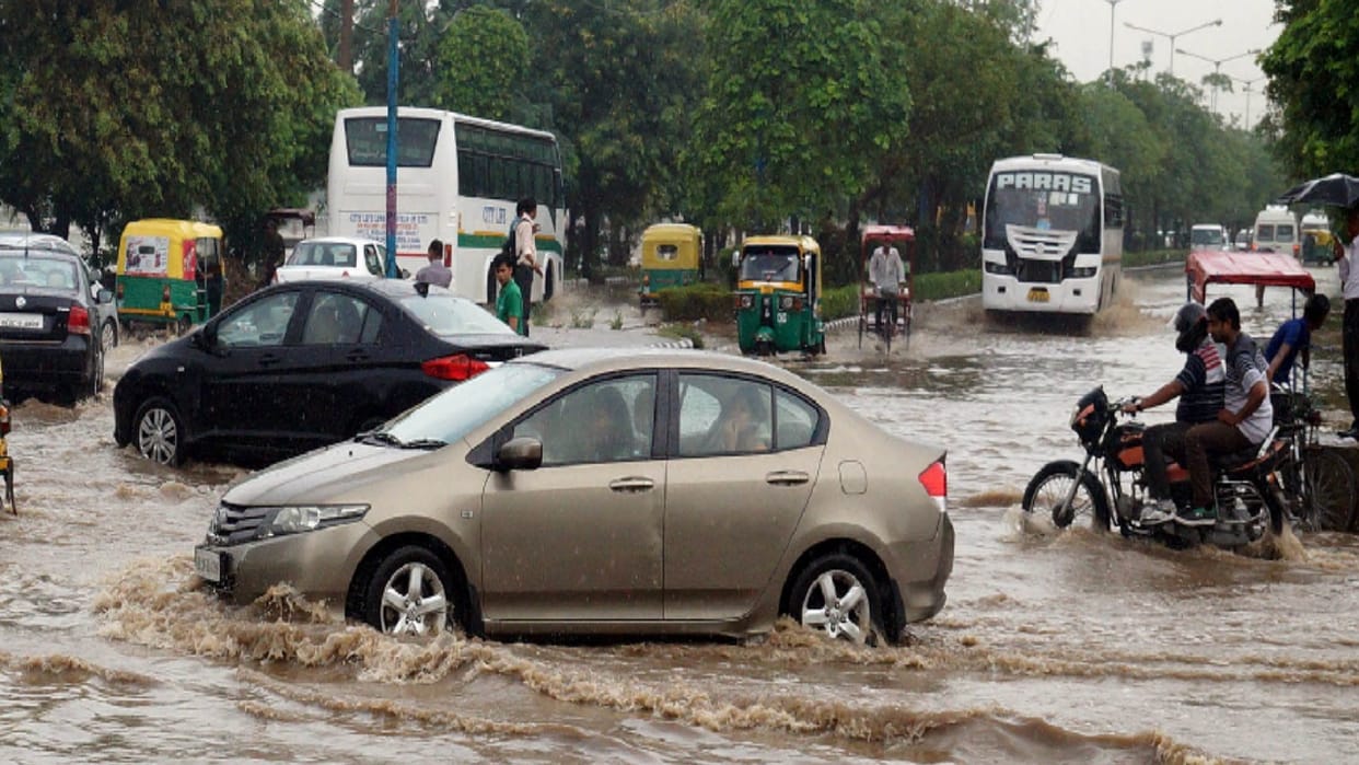 heavy rain in gurugram held to traffic jam