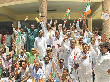 Congressmen celebrate Revolution Day by giving arrest