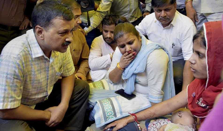 ten lakh compensation announced by kejriwal dead in safty tank case in delhi
