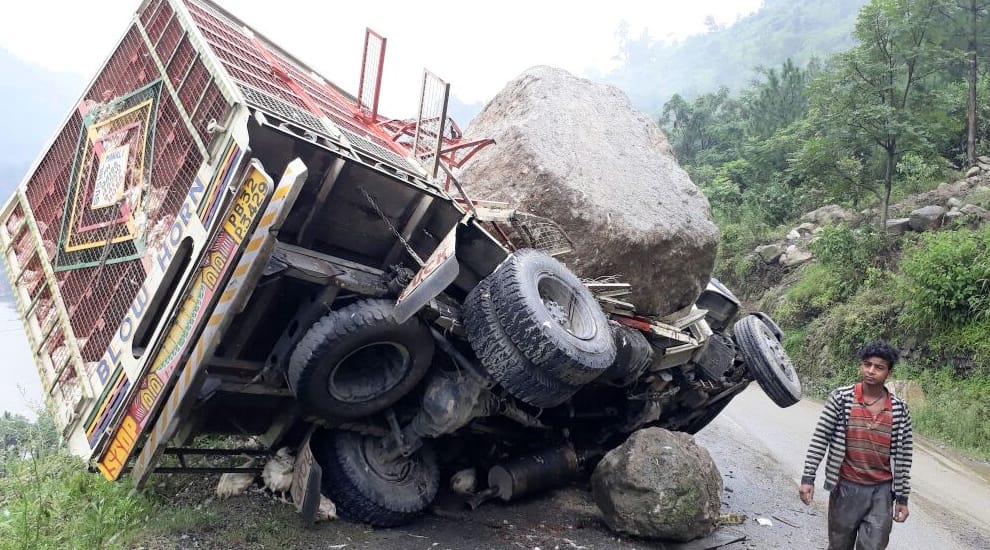 Himachal Kullu heavy rain in chamba rock fall on truck three injured
