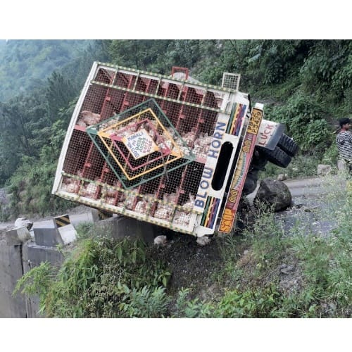 Himachal Kullu heavy rain in chamba rock fall on truck three injured