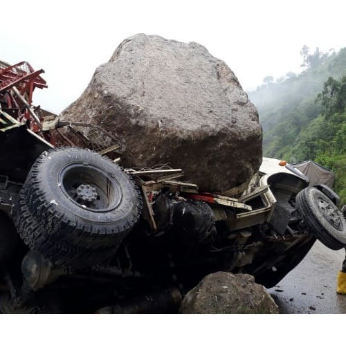 Himachal Kullu heavy rain in chamba rock fall on truck three injured