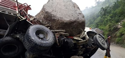 Himachal heavy rain mandi manali high way blocked