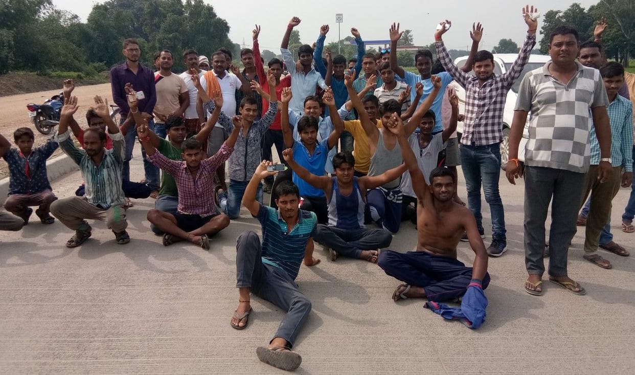 ट्रांसफार्मर नहीं बदलने से खपा ग्रामीणों ने किया प्रदर्शन