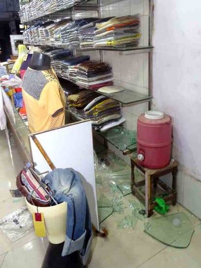 businessman in agra protest against police