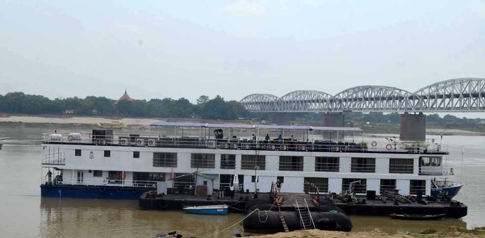 rajmahal cruise reach varanasi with foreigner tourist
