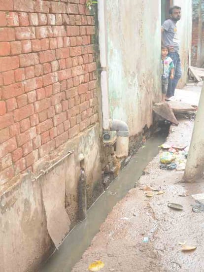 manual toilet cleaning in agra is still going on