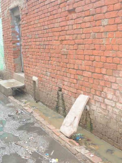 manual toilet cleaning in agra is still going on