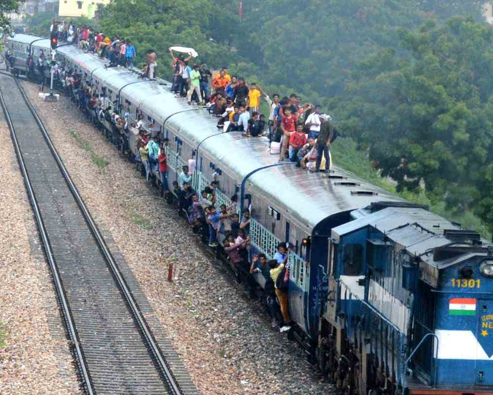 passengers travelling on the roof of train in mathura