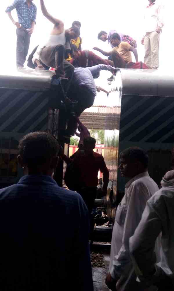 passengers travelling on the roof of train in mathura