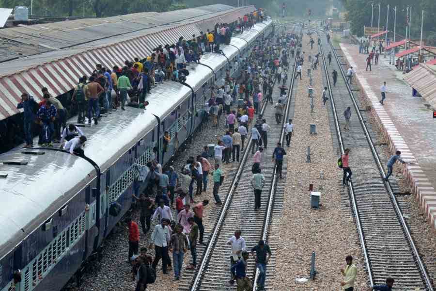 passengers travelling on the roof of train in mathura