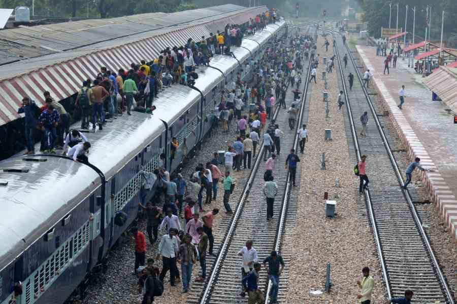 passengers travelling on the roof of train in mathura