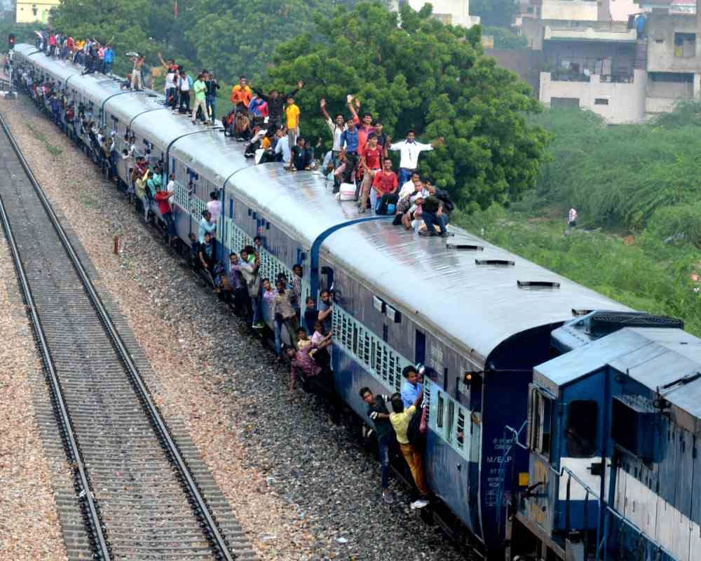 यात्रियों ने जान जोखिम में डाल ट्रेन की छत पर किया सफर