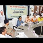 बैठक लेते प्रभारी मंत्री जयकुमार जैकी