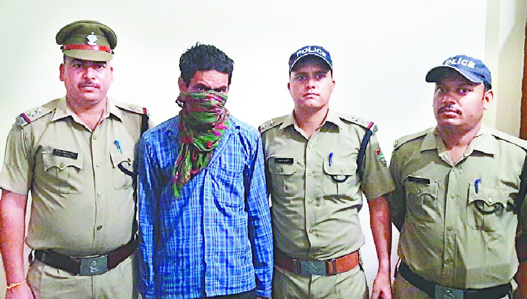 Two kg charas including smugglers 