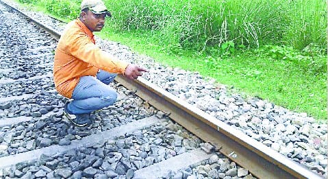 77 pendrol clips steal, unsafe Trains overnight by track