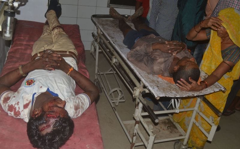 बोलेरो पर पलटा अनियंत्रित कैंटर, तीन घायल