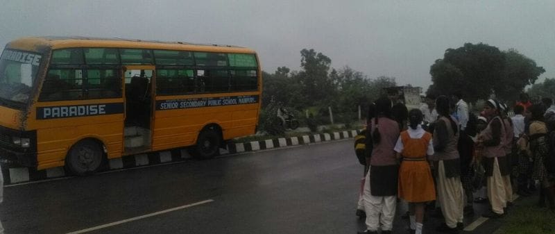 बच्चों से भरी स्कूली बस डिवाइडर पर चढ़ी, चालक कूदकर भागा