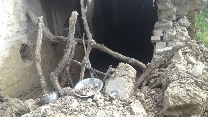 बारिश में घर गिरा, बाल-बाल बचे लोग