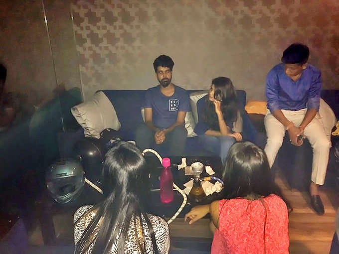  Boy and Girls were hooked in the hookah bar, in police raid 21 girls and boys caught 