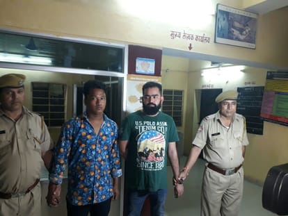  Boy and Girls were hooked in the hookah bar, in police raid 21 girls and boys caught 