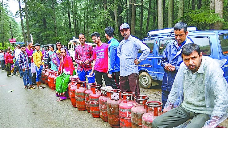 Long line to get gas cylinder
