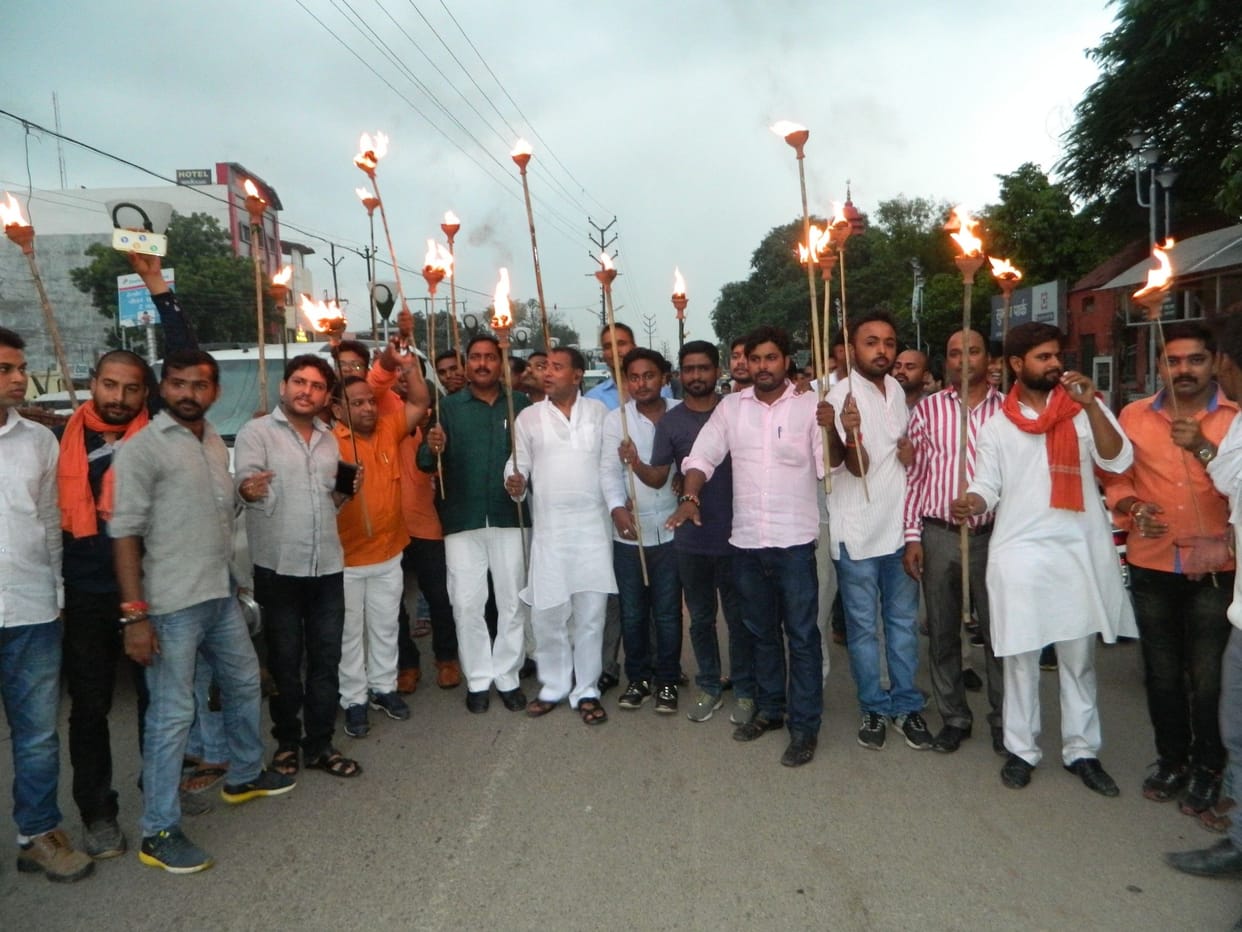 भाजयूमो ने निकाला मशाल जुलूस