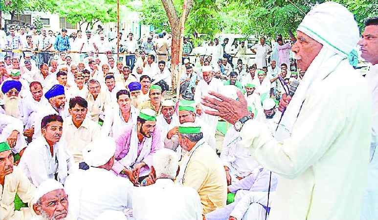 The farmers made the Maha Panchayat in the Collectorate.