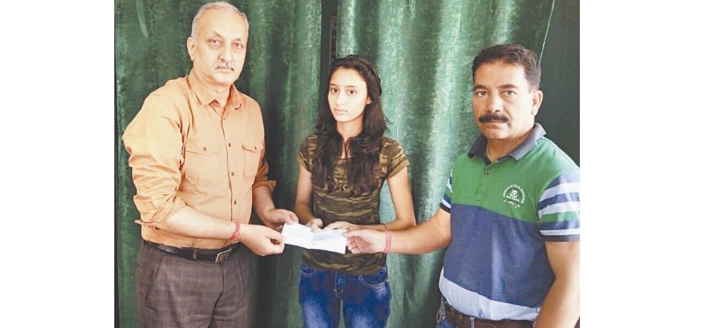 rajput sabha gave 75 thousand rupee to gulshan for pmt coaching