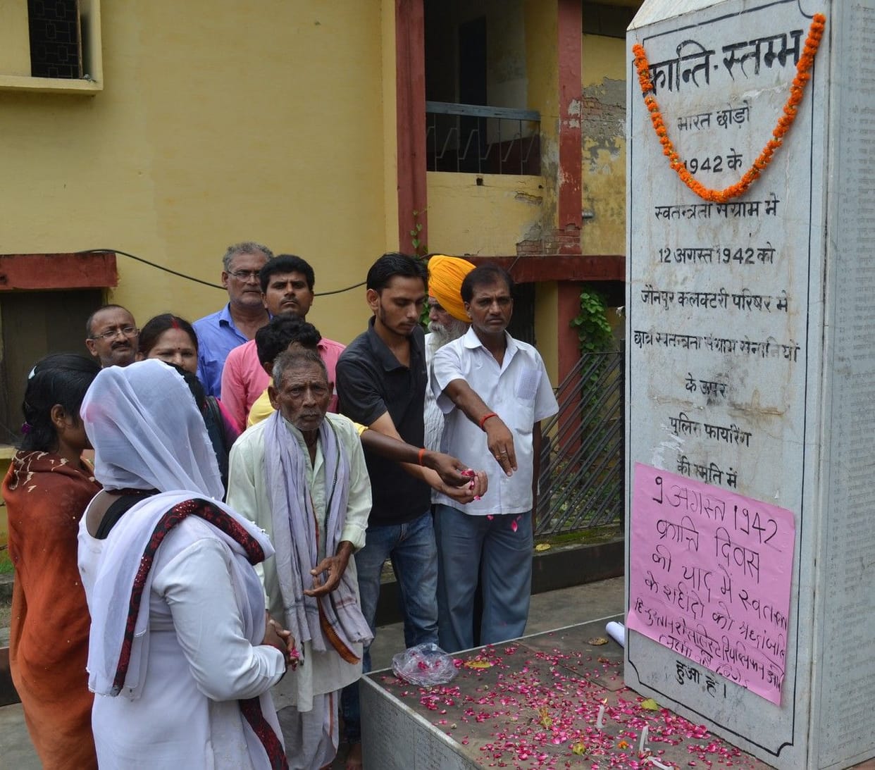 कैंडिल जला शहीदों को किया याद