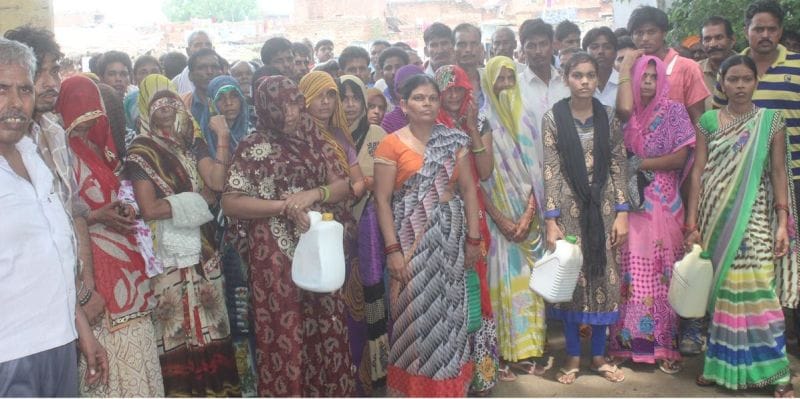 केरोसिन लेकर आत्मदाह करने थाने पहुंचीं महिलाएं