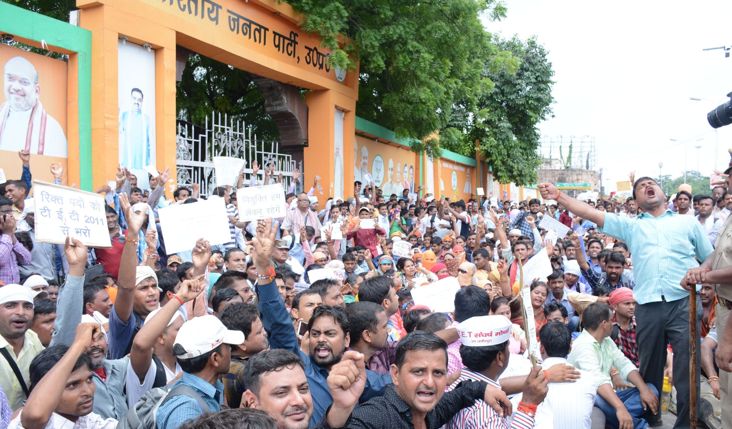 protest of b.ed TET 2011 candidates in lucknow