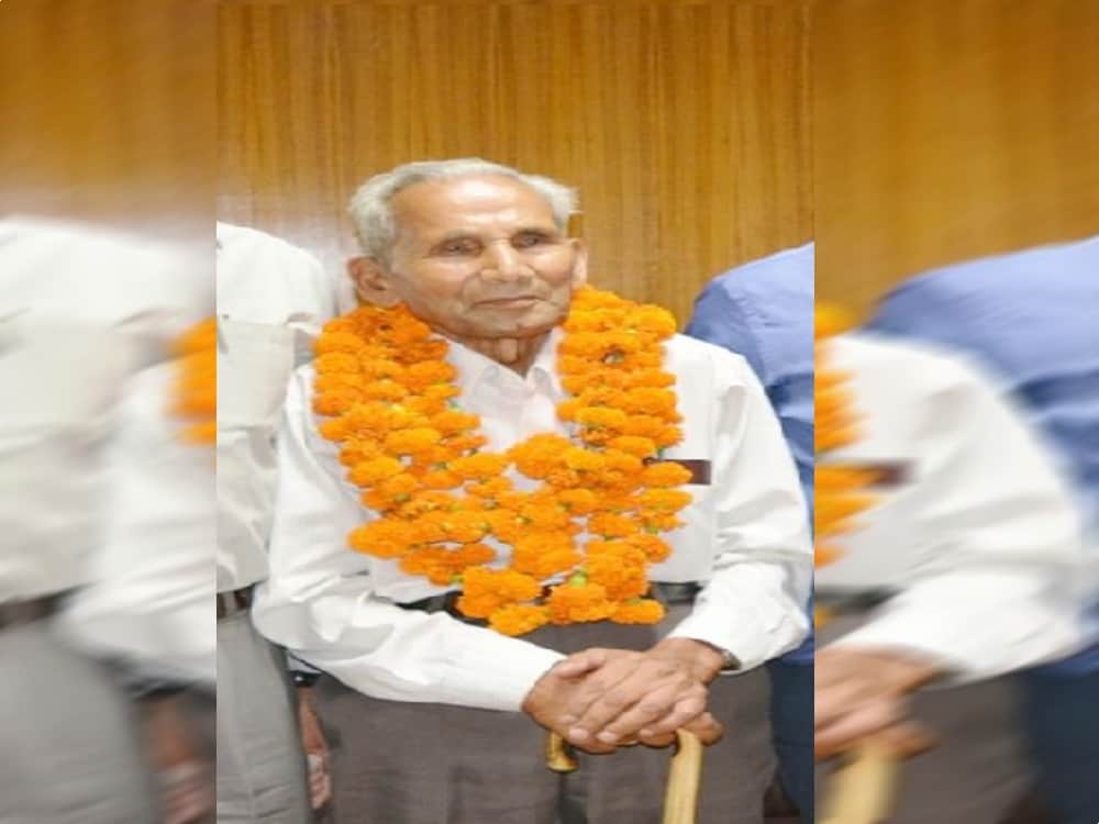 chief minister yogi adityanath father emotional after meet him