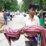 बच्चे के शव को ले जाते परिजन