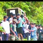 शहीद पवन के पार्थिव शरीर को अंतिम संस्कार के लिए ले जाते लोग