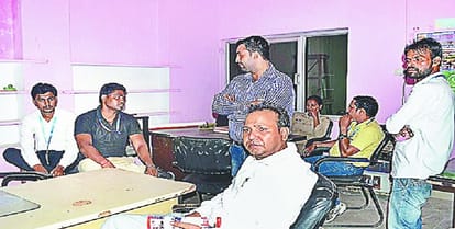 Amazing: been taken from ATMs over eight lac, guards watch out