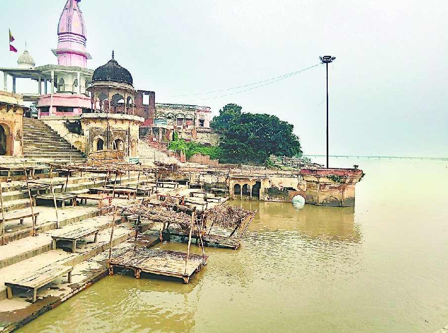 Water level of Ganga reached near the red mark
