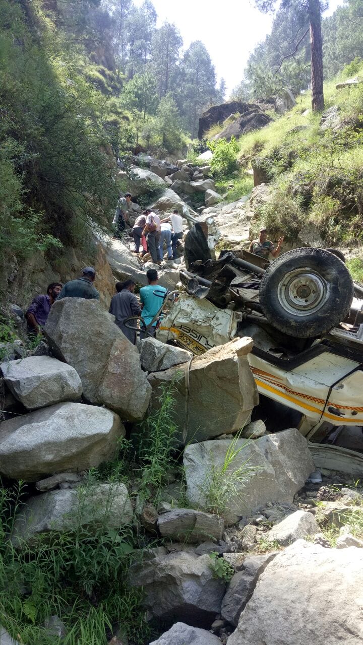 J & K: Four people died and 6 injured in taxi collapse in the trench
