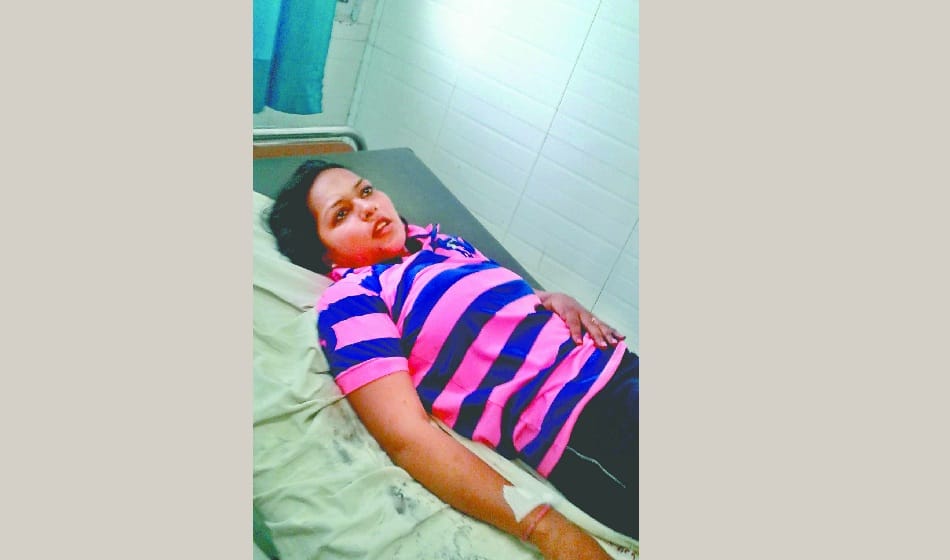 car riders threw acid on a lady riding scooty