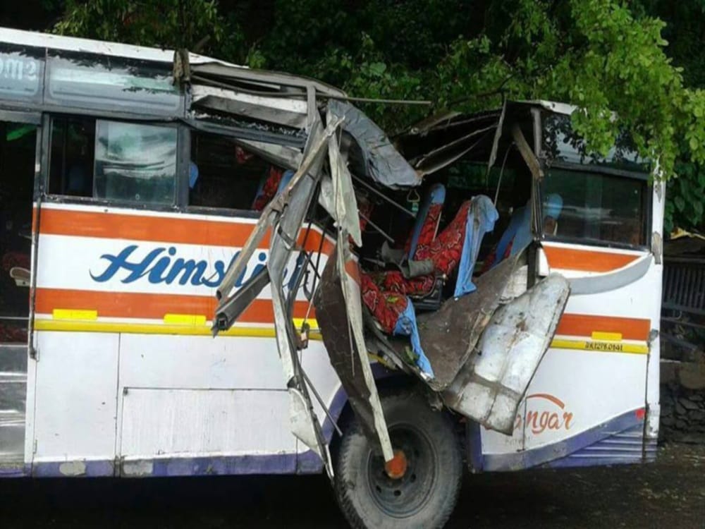 miracle save 22 passenger during stone fall on bus 