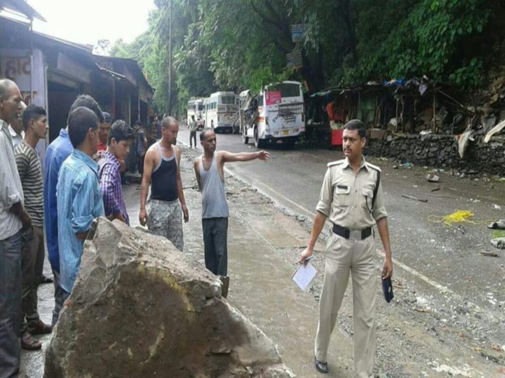 miracle save 22 passenger during stone fall on bus 