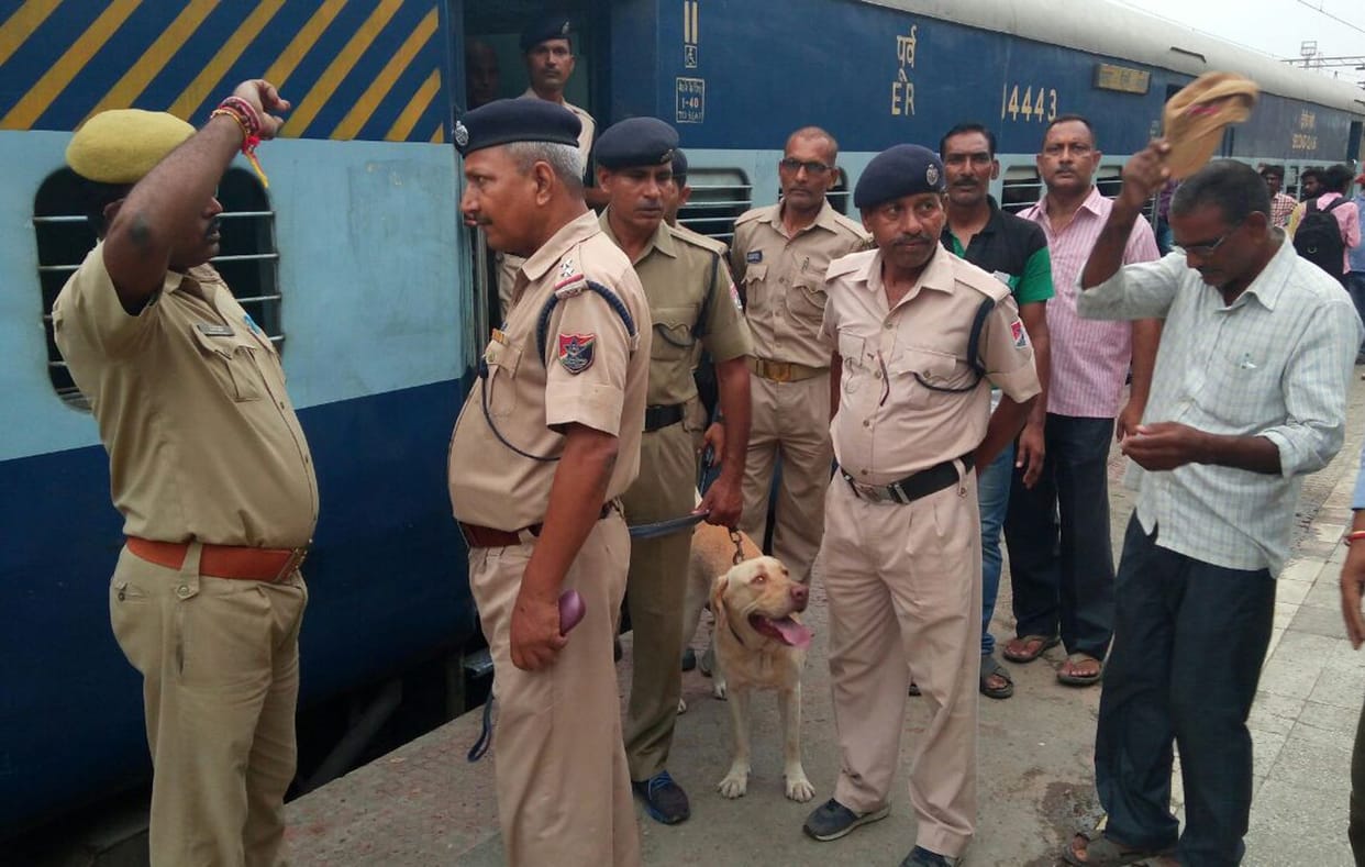 ट्रेन में विस्फोटक मिलने पर ट्रेनों में हुई तलाशी
