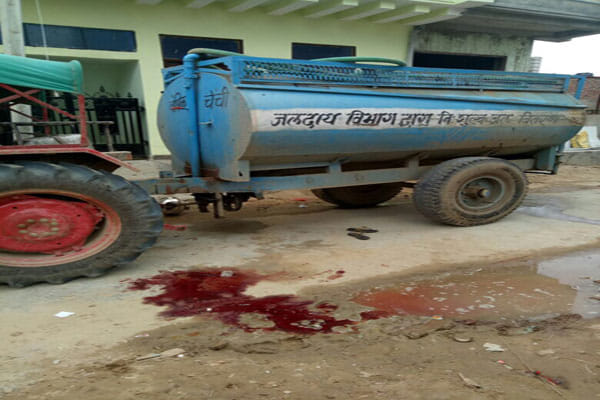 Water tanker made of water, foam sari and cut throat in the fan