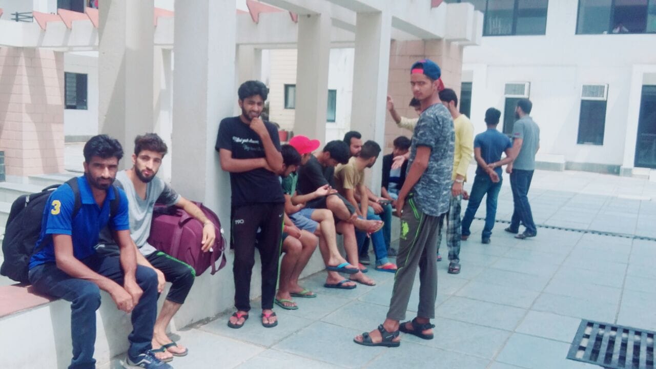 JAMMU KASHMIR STUDENTS out of hostel 