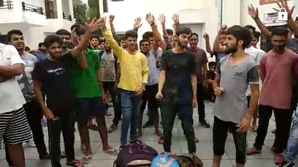 JAMMU KASHMIR STUDENTS out of hostel 