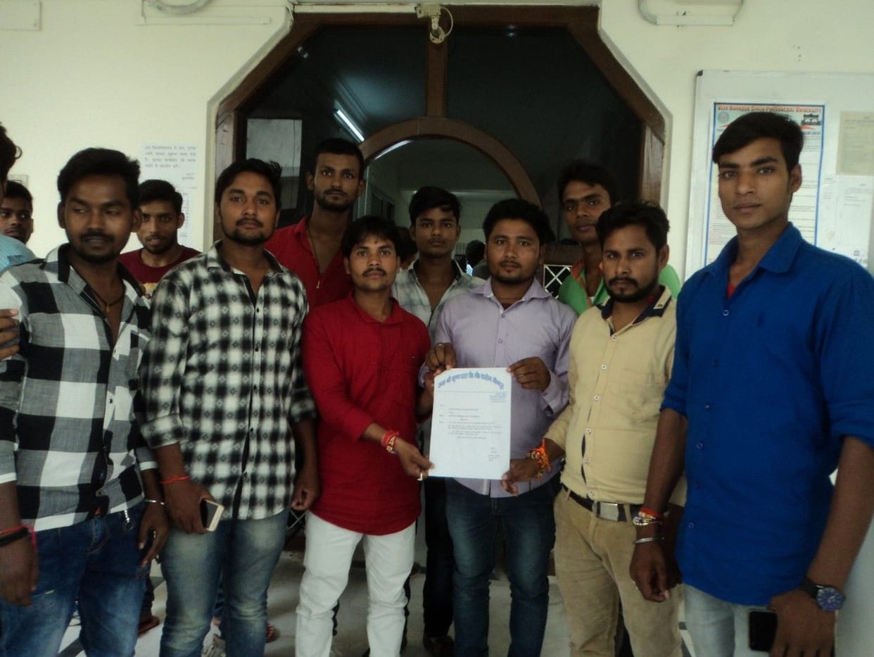 सीट बढ़ोतरी के लिए कुलपति से मिले छात्र
