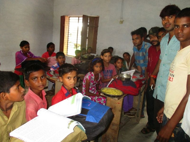 मध्याह्न भोजन में निकले कीड़े, बीएसए पहुंचे स्कूल